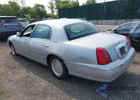 2000 Lincoln Town Car Executive z USA, uszkodzony, nr VIN 1LNHM81WXYY898799